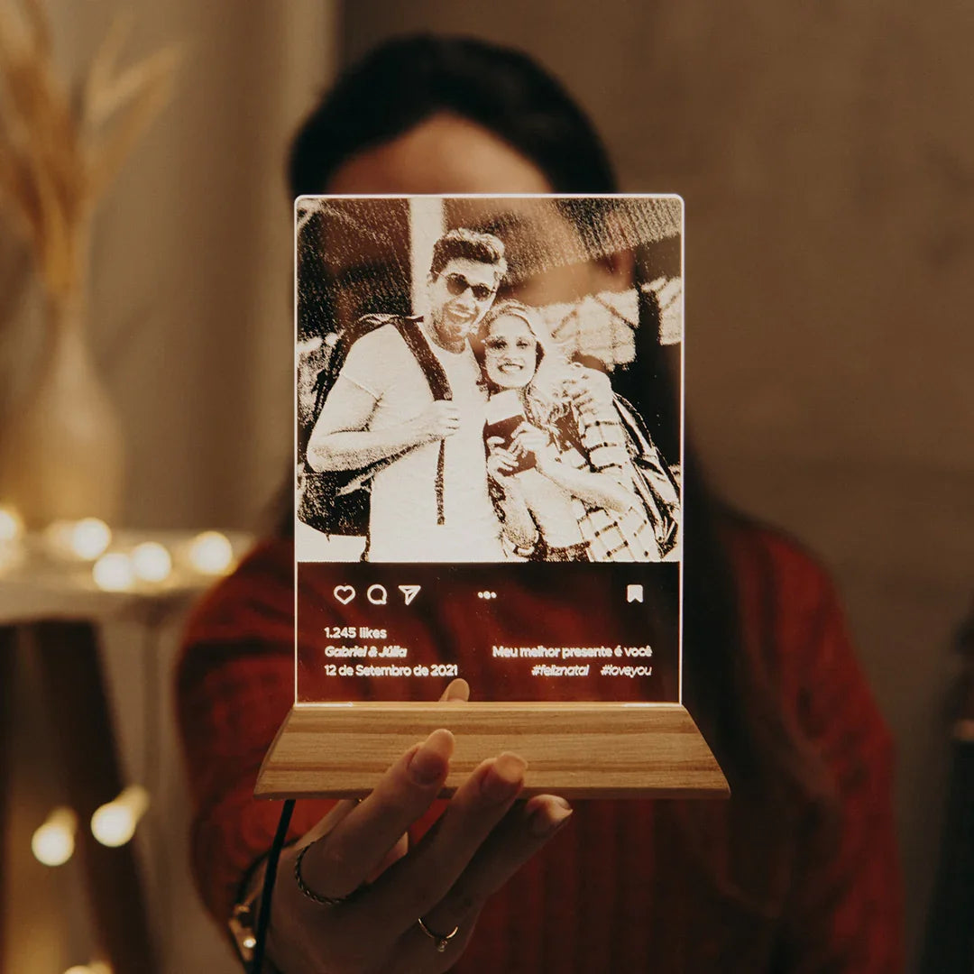 Placa decorativa personalizada com foto de casal estilo Instagram, base de madeira, iluminação quente.