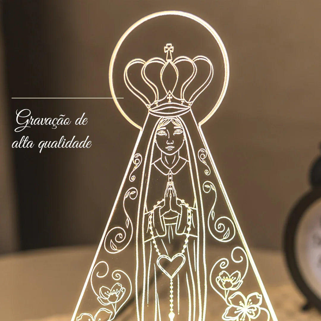 Escultura luminosa de Nossa Senhora Aparecida gravada em acrílico, destaque religioso decorativo.