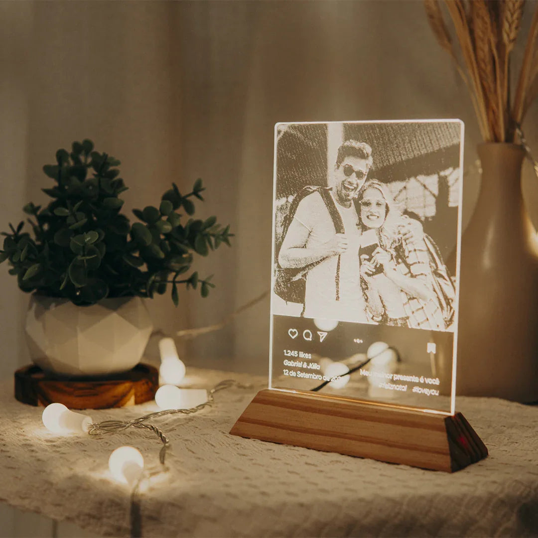 Luminária personalizada de acrílico com foto gravada, base de madeira, decorativa em mesa