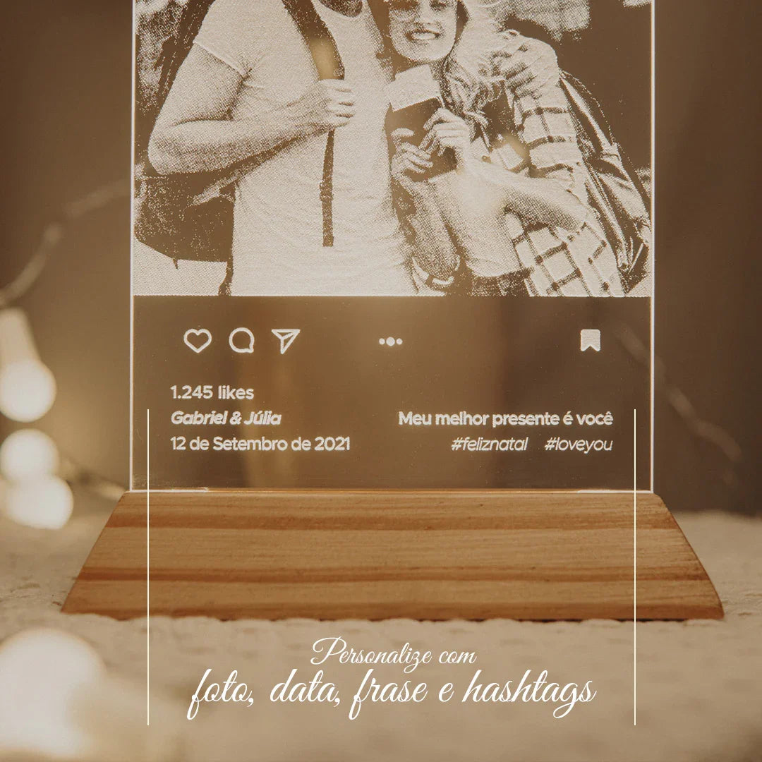 Placa decorativa personalizada em acrílico com foto, data, frase e hashtags, iluminação LED.