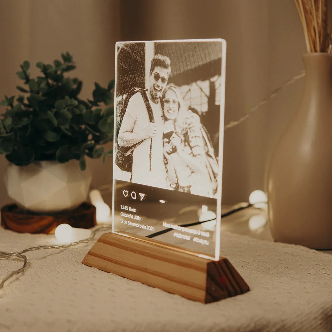 Luminária personalizada em acrílico com foto de casal, base de madeira, decorativa