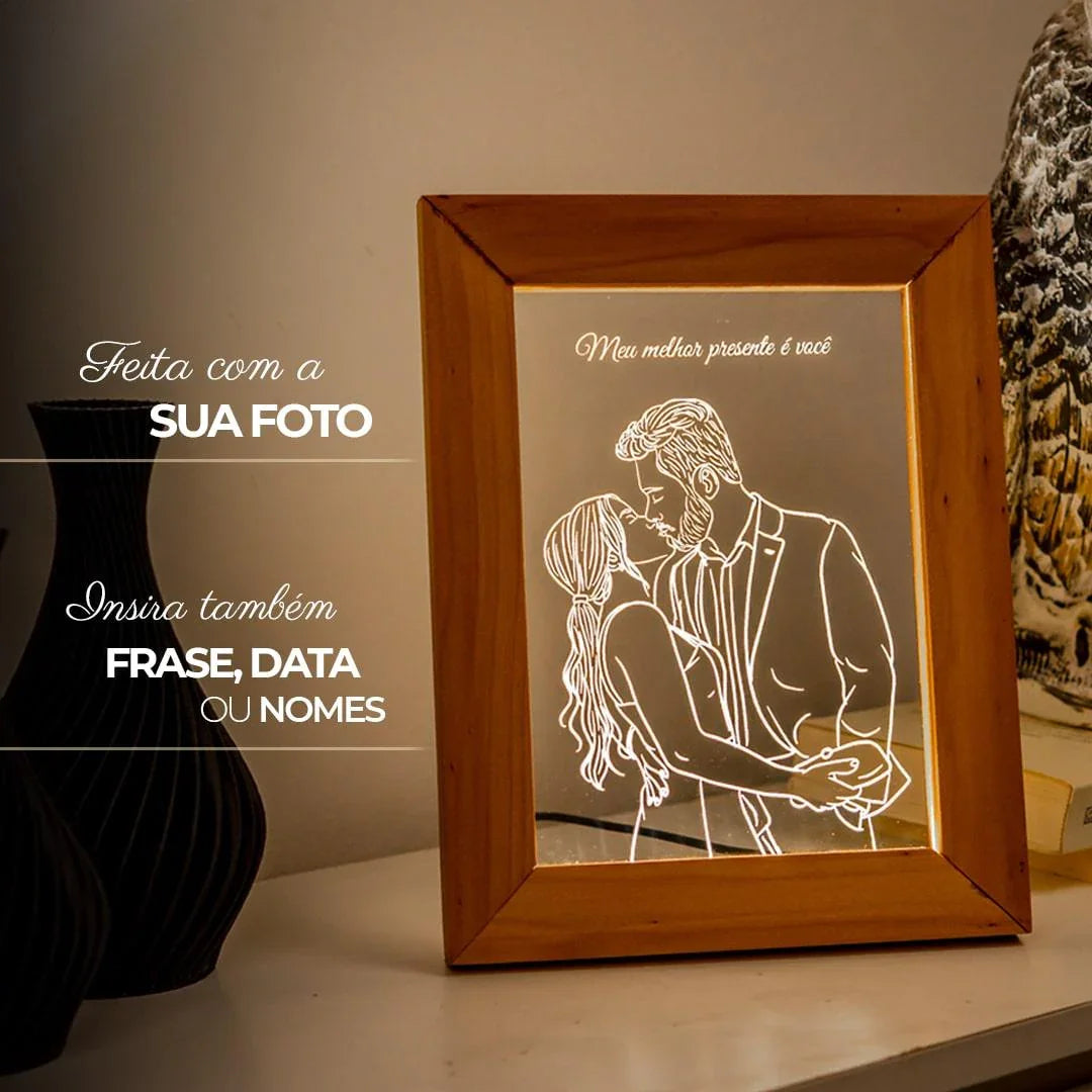 Porta-retrato personalizado iluminado com gravação de casal abraçado e frase romântica