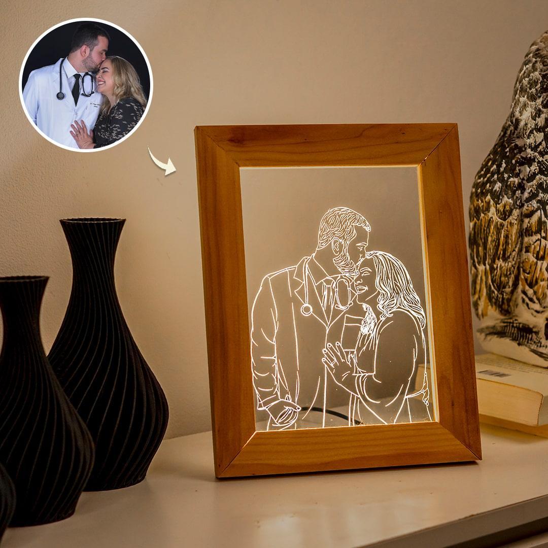 Porta-retrato personalizado com foto de casal, desenho iluminado em acrílico, moldura de madeira