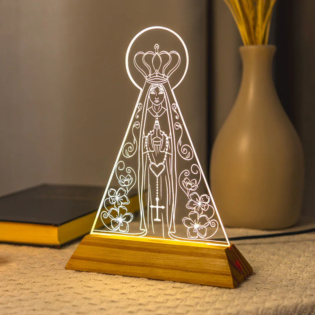 Luminária LED de acrílico com Nossa Senhora Aparecida, base de madeira, decoração religiosa.
