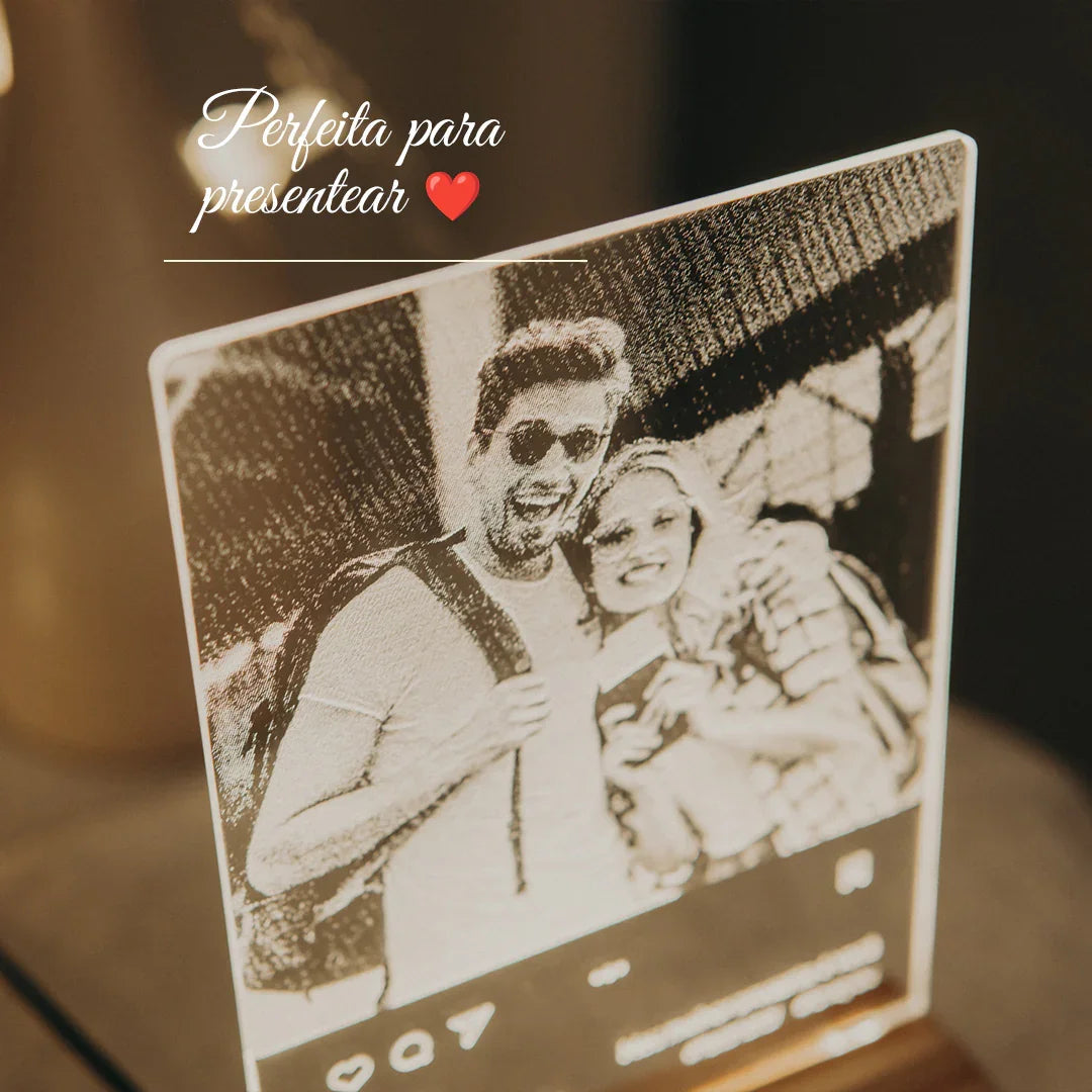 Placa personalizada acrílica iluminada com foto de casal, ideal para presente romântico.