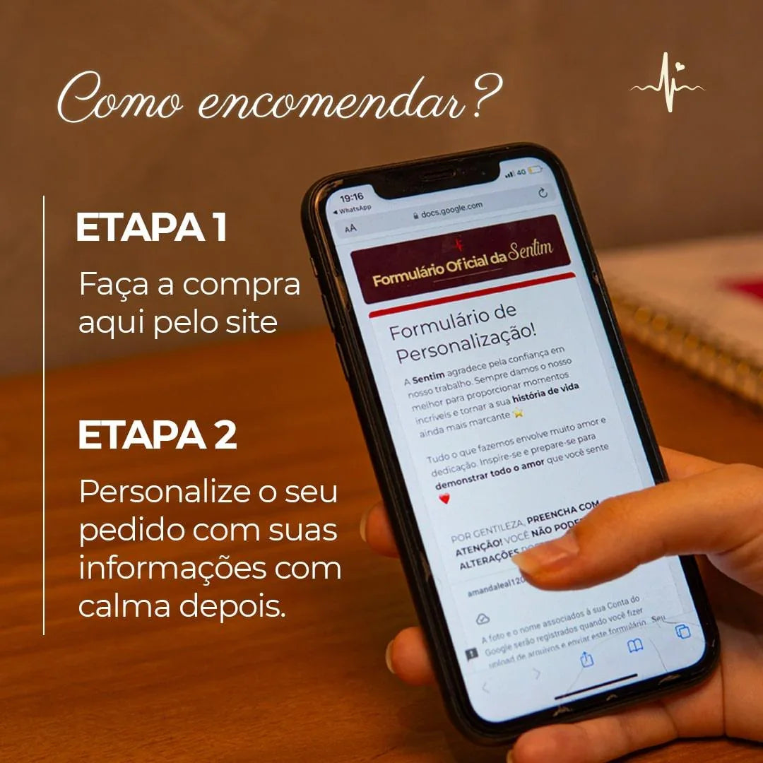 Pessoa segurando celular com formulário online de encomenda e instruções do site Sentim