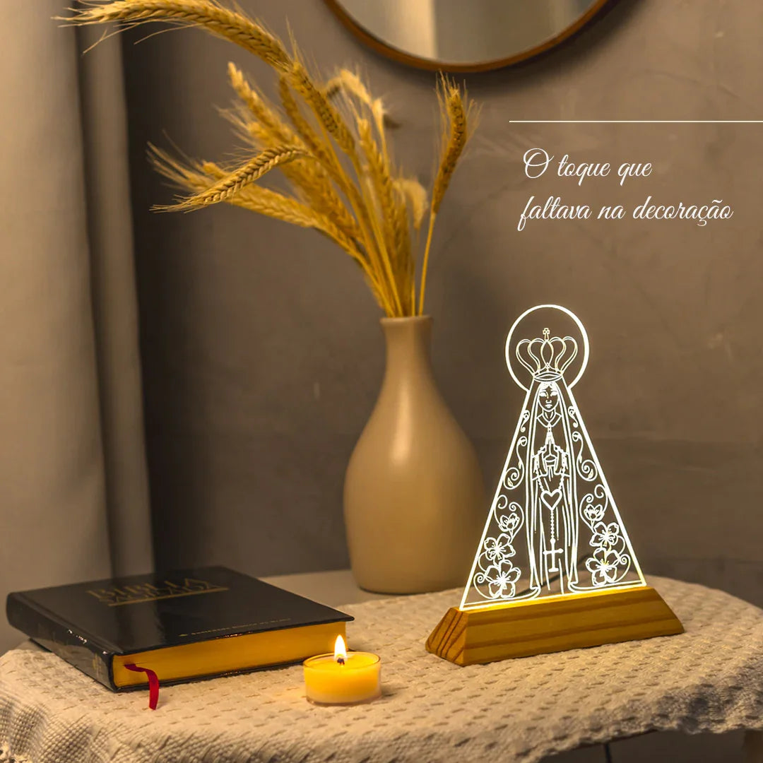 Luminária LED Nossa Senhora decorativa, com Bíblia, vela acesa e vaso com trigo sobre mesa