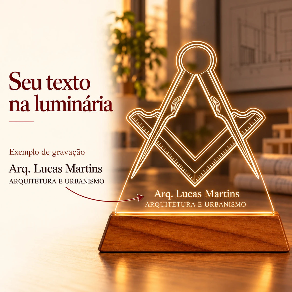 Exemplo de nome e especialidade gravados na Luminária Arquitetura e Urbanismo personalizada: Arq. Lucas Martins, Arquitetura e Urbanismo