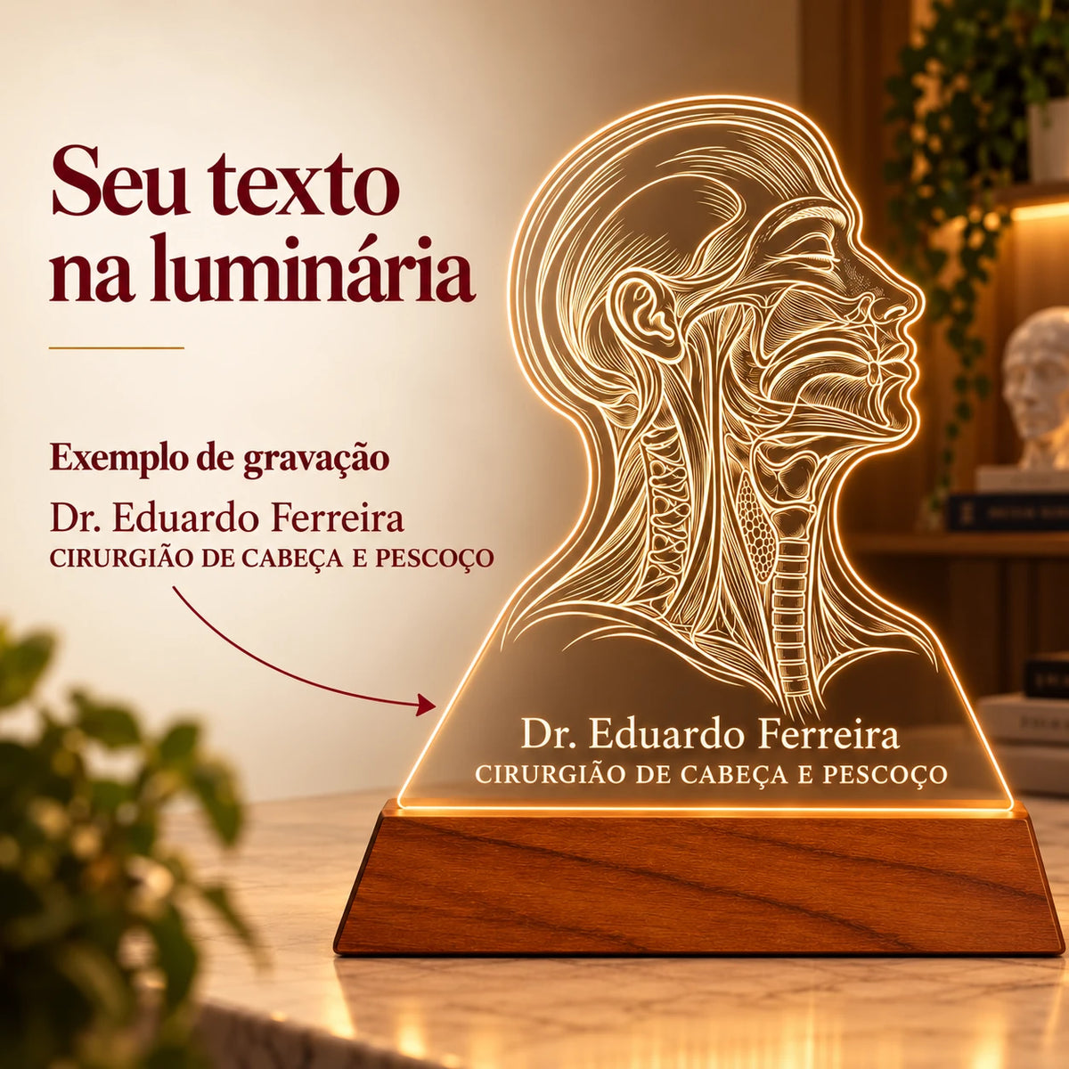 Exemplo de nome e especialidade gravados na Luminária Cirurgião de Cabeça e Pescoço personalizada: Dr. Eduardo Ferreira, Cirurgião de Cabeça e Pescoço