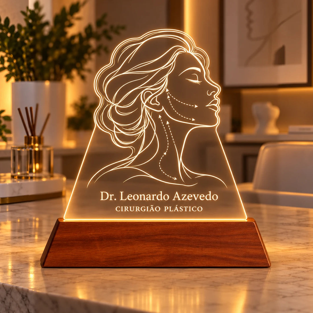 Luminária Cirurgião Plástico personalizada acesa, com desenho de perfil feminino em linhas e o nome Dr. Leonardo Azevedo gravados em acrílico sobre base de madeira