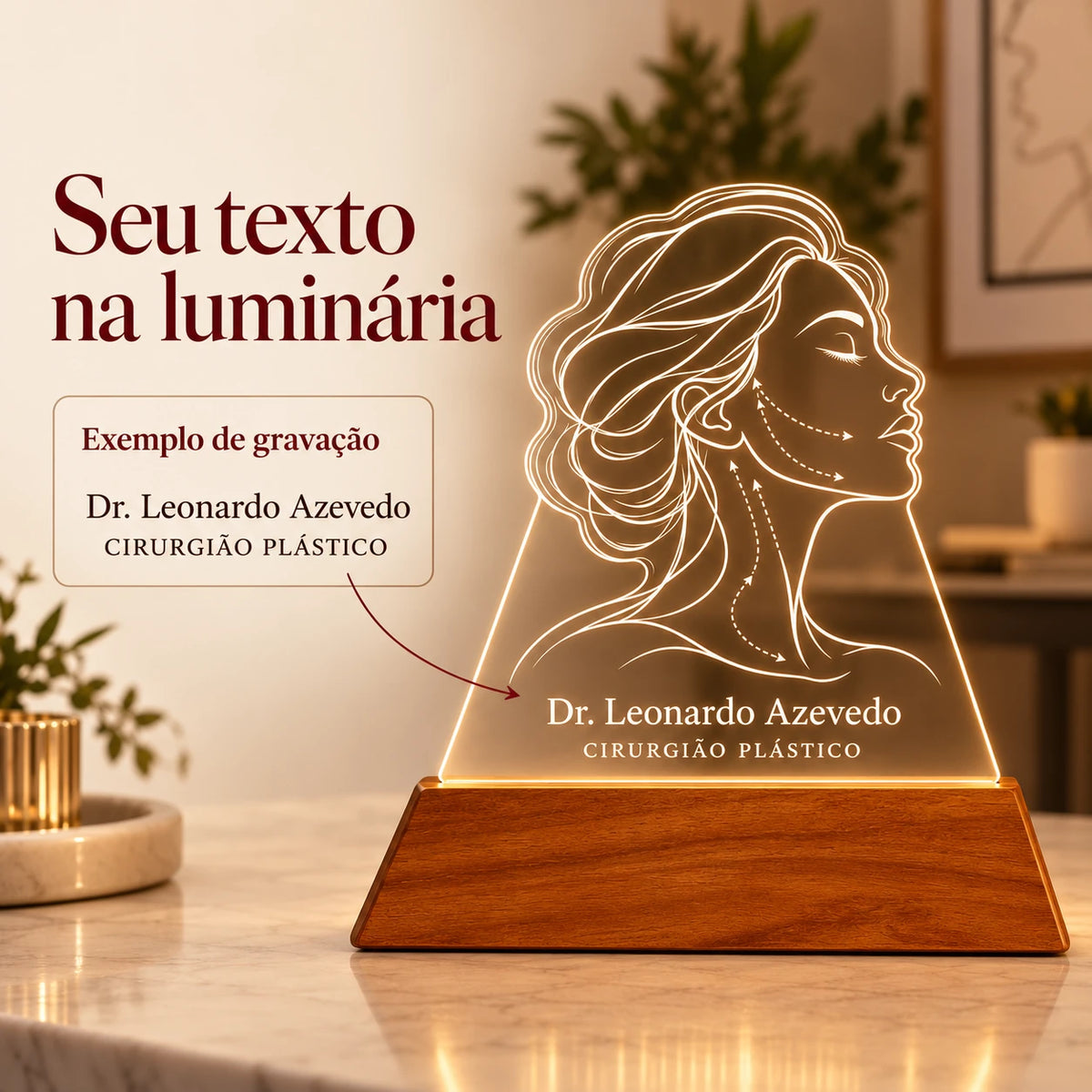 Exemplo de nome e especialidade gravados na Luminária Cirurgião Plástico personalizada: Dr. Leonardo Azevedo, Cirurgião Plástico