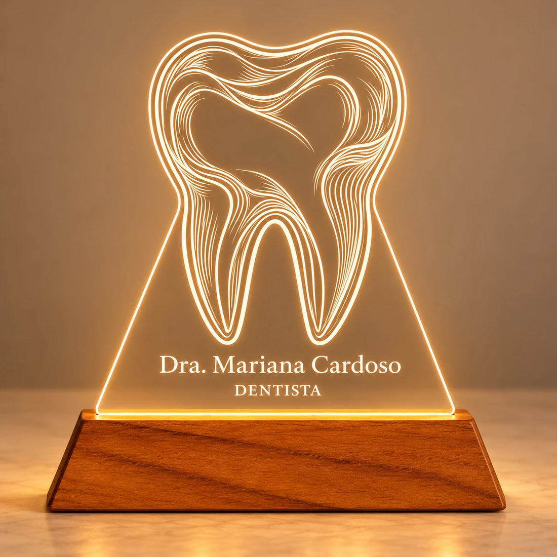 Luminária Dentista personalizada acesa, com desenho de dente gravado em acrílico sobre base de madeira
