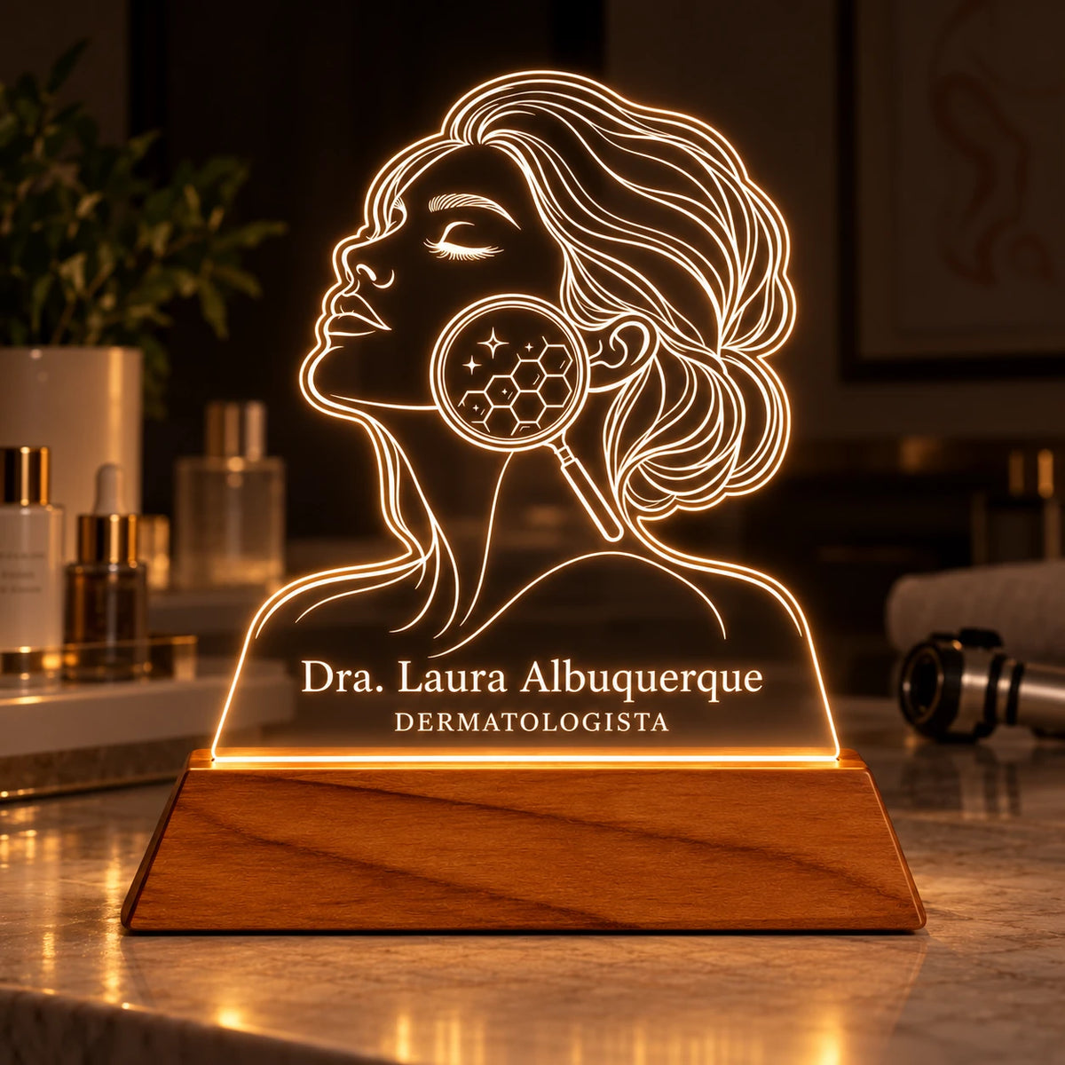 Luminária Dermatologista acesa em ambiente de luz baixa sobre a bancada de um consultório dermatológico, ao lado de frascos de skincare e um dermatoscópio