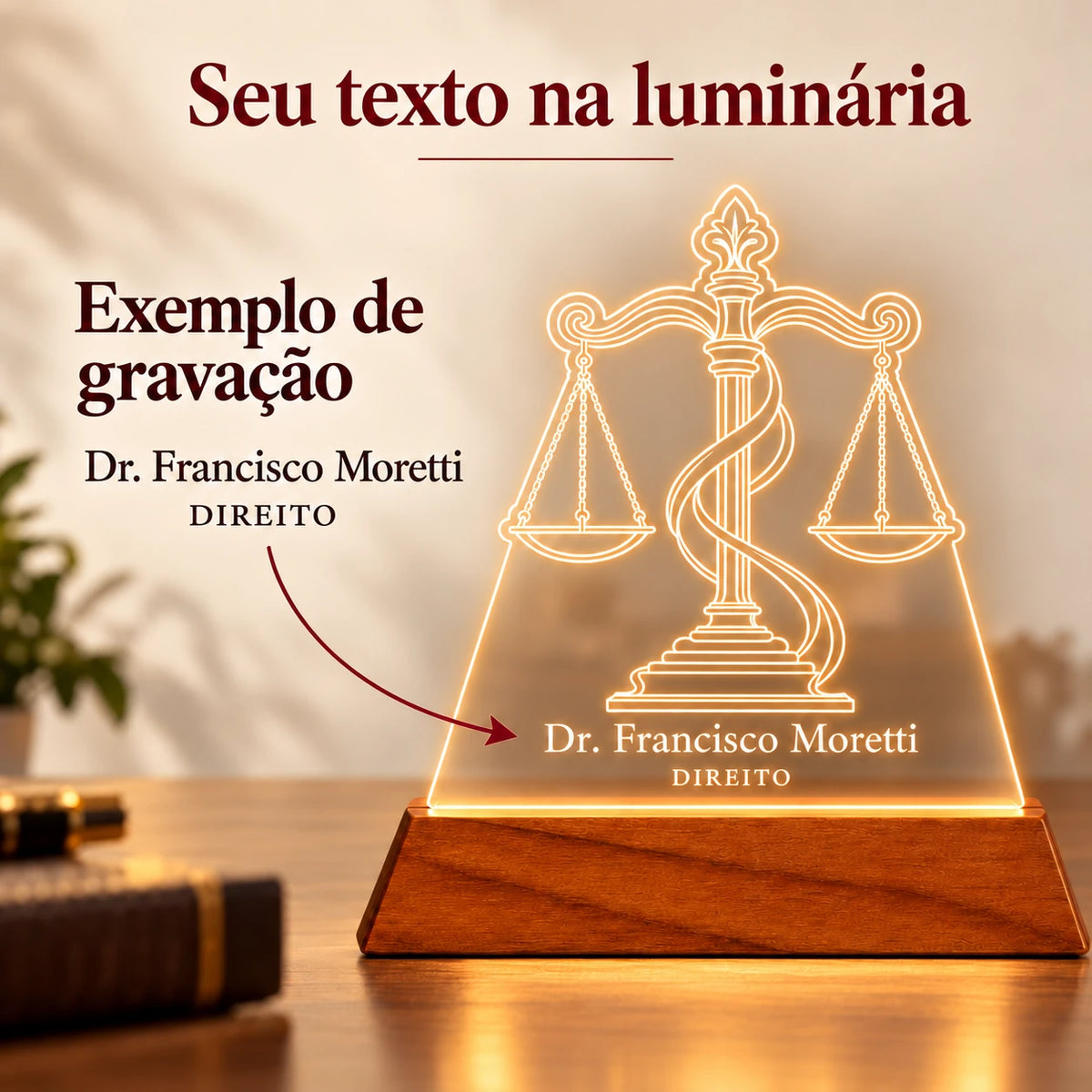Exemplo de nome e especialidade gravados na Luminária Direito personalizada: Dr. Francisco Moretti, Direito