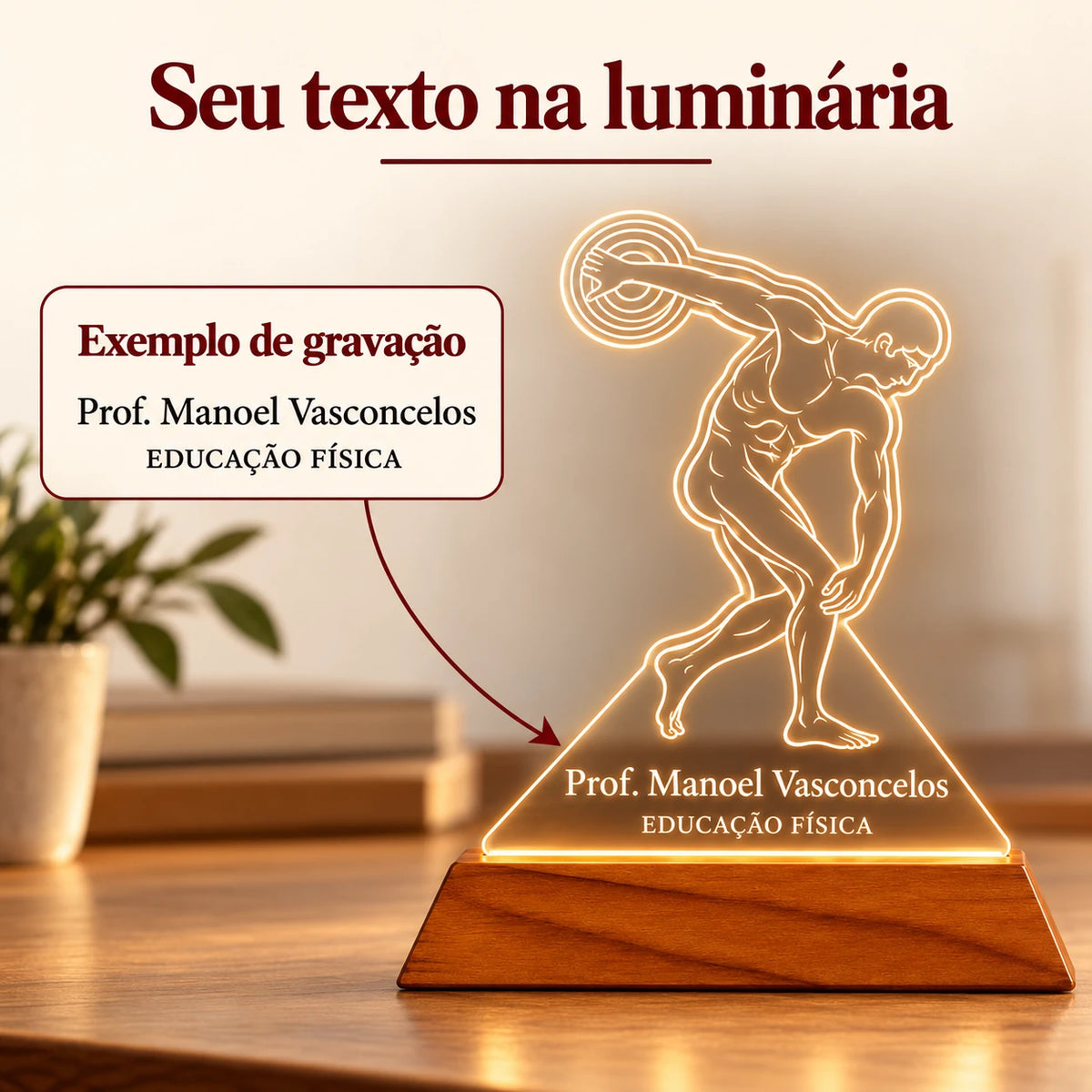 Exemplo de nome e especialidade gravados na Luminária Educação Física personalizada: Prof. Manoel Vasconcelos, Educação Física