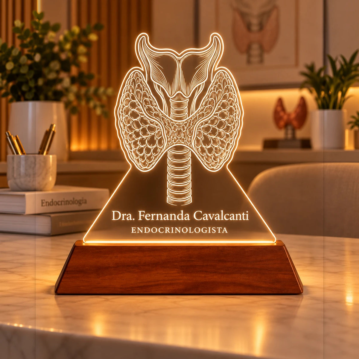 Luminária Endocrinologista personalizada acesa, com desenho de tireoide anatômica e o nome Dra. Fernanda Cavalcanti gravados em acrílico sobre base de madeira
