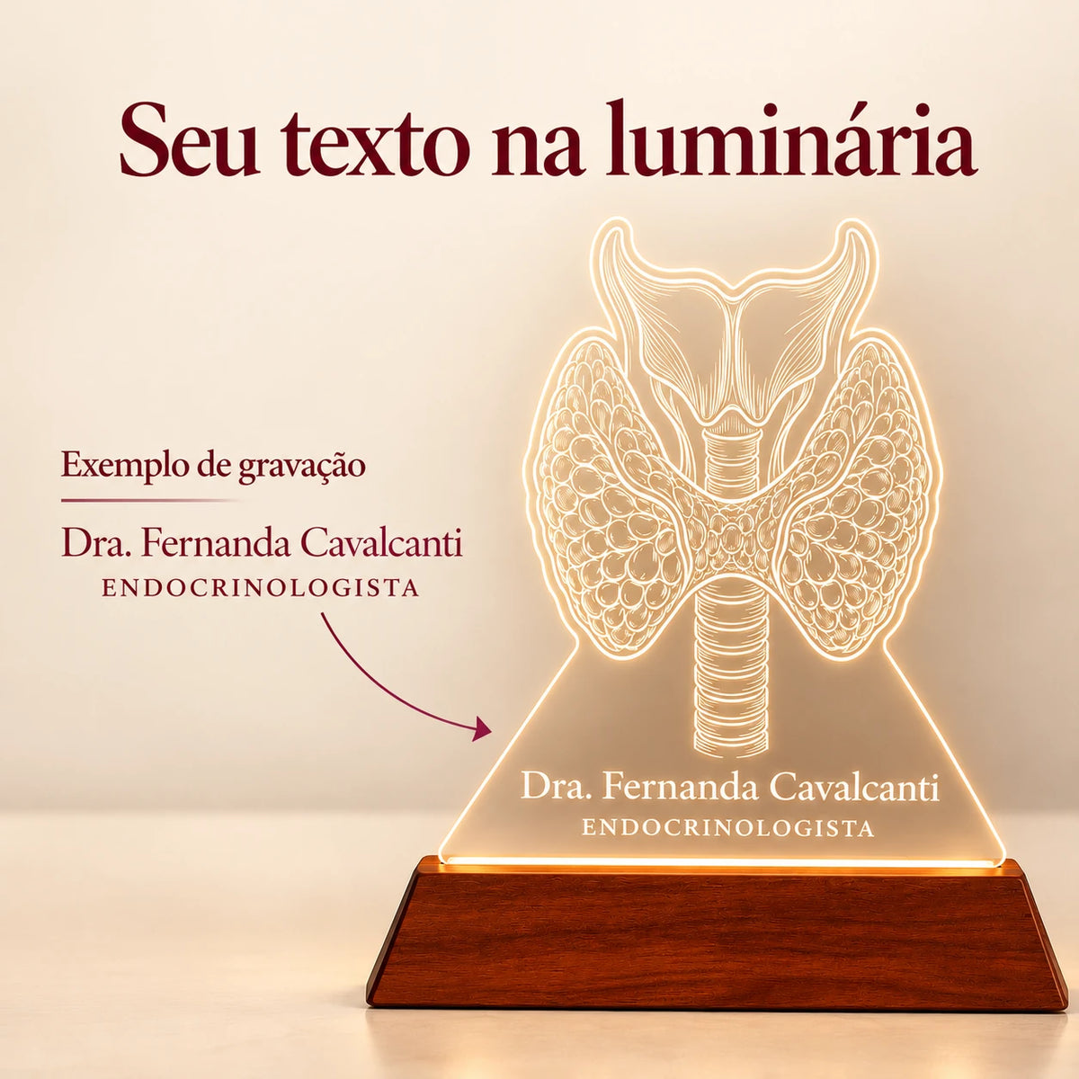 Exemplo de nome e especialidade gravados na Luminária Endocrinologista personalizada: Dra. Fernanda Cavalcanti, Endocrinologista