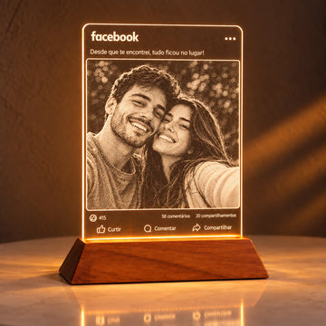 Luminária Facebook personalizada com foto e frase, acesa sobre base de madeira