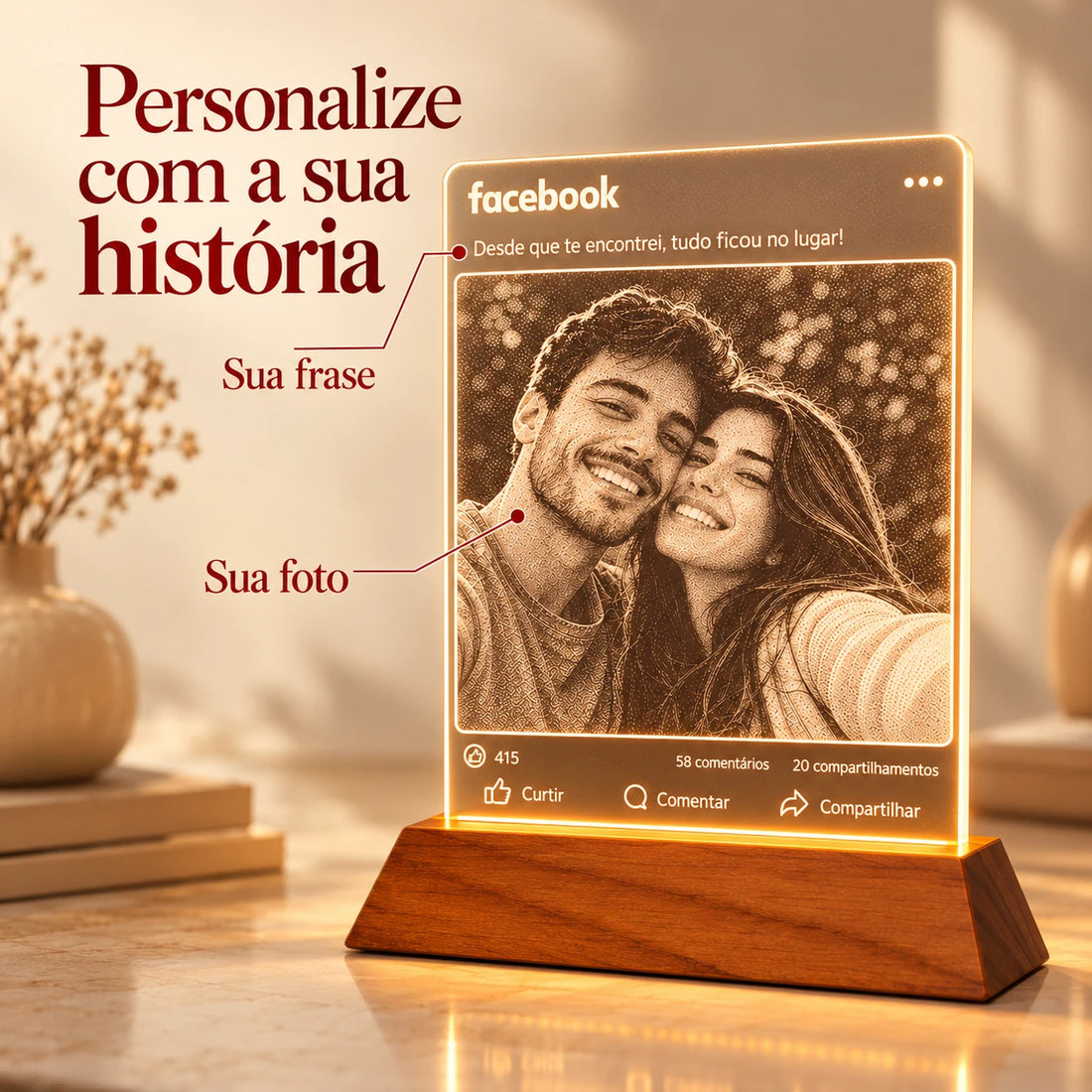 Luminária Facebook personalizada com foto e frase, acesa sobre base de madeira