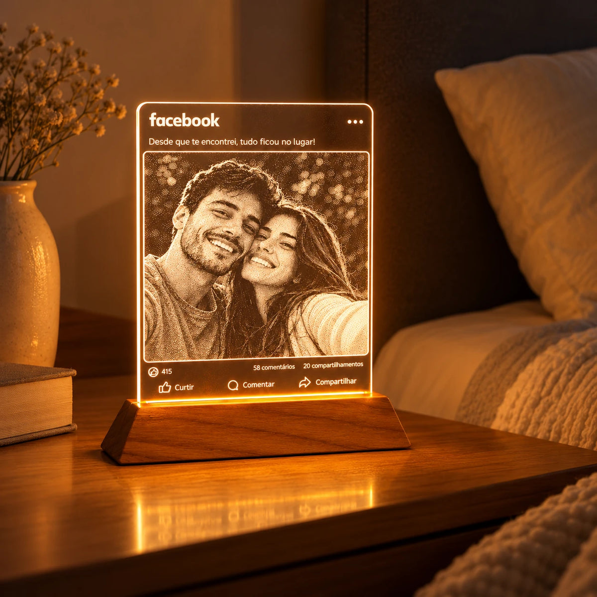 Luminária Facebook acesa na mesa de cabeceira de um quarto