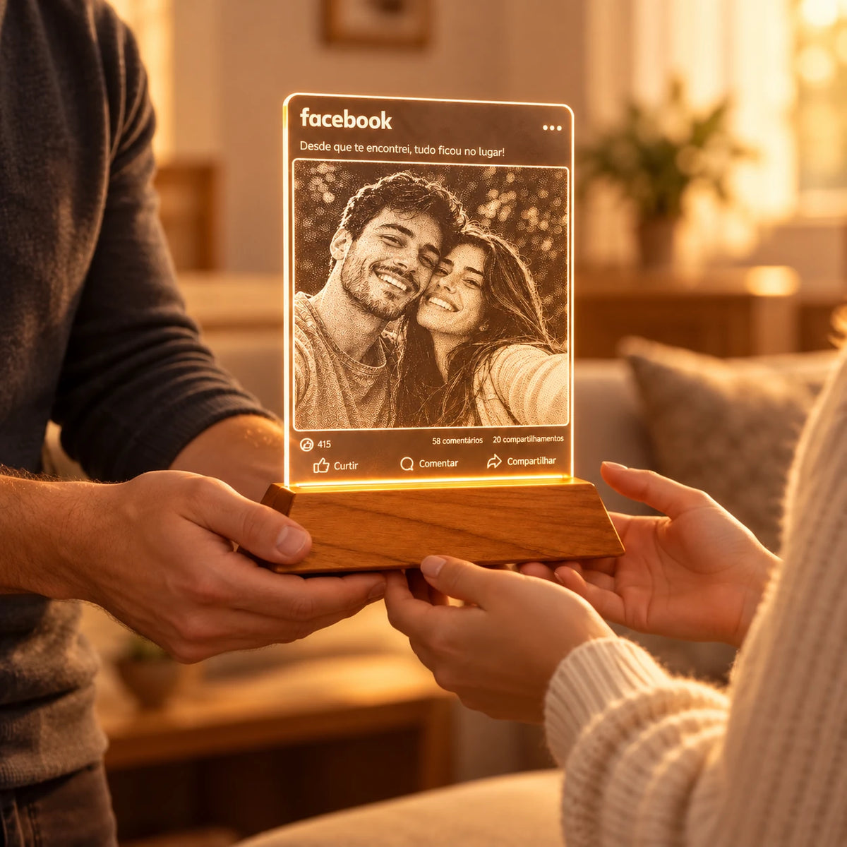 Mãos entregando a Luminária Facebook personalizada como presente