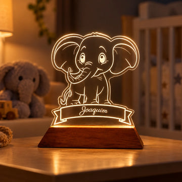 Luminária infantil acesa em quarto de criança