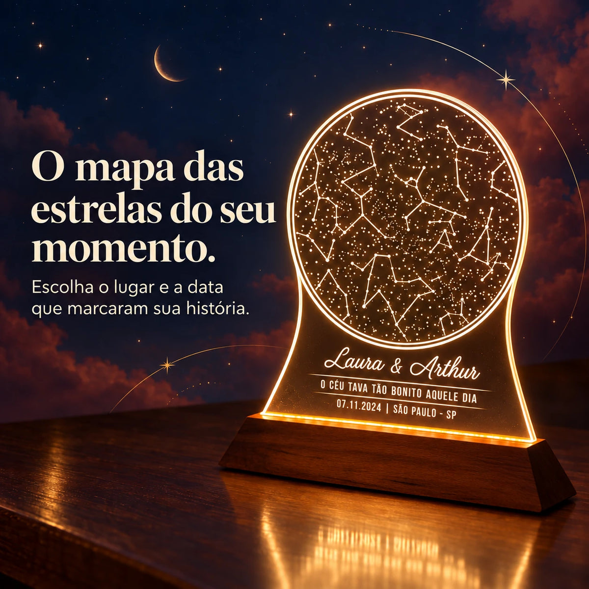 Luminária Mapa do Céu em cena noturna, com céu estrelado ao fundo e base de madeira escura.