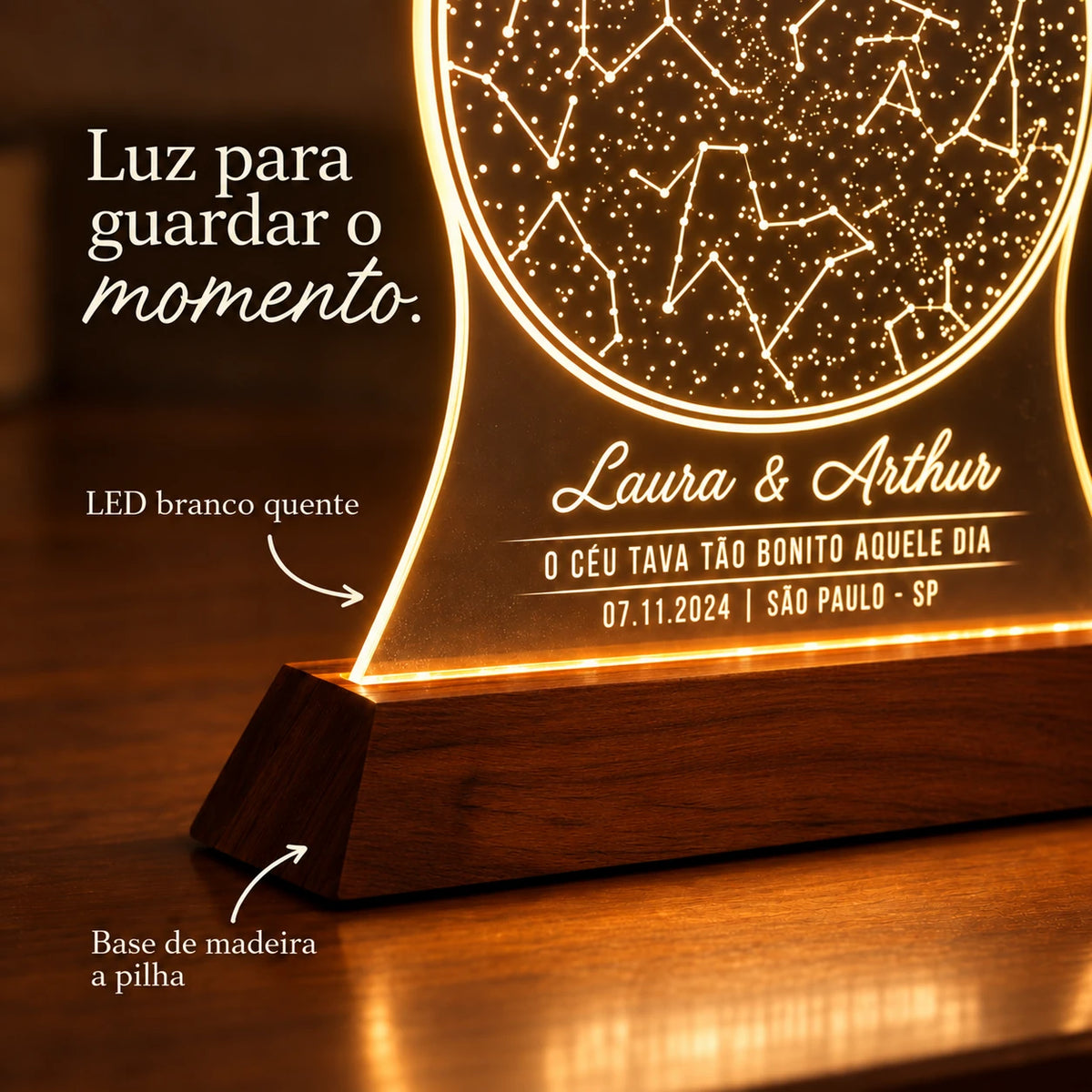 Detalhe da base de madeira escura e da luz LED branco quente iluminando o acrílico da luminária.