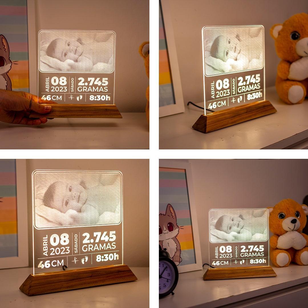 Luminária personalizada com foto de bebê, dados de nascimento e base de madeira decorando quarto infantil.