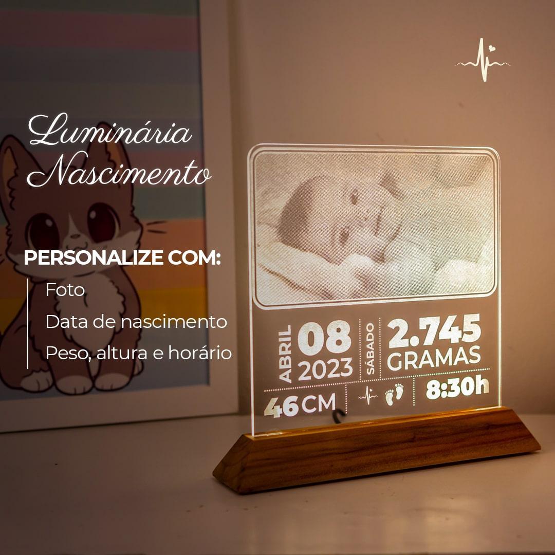 Luminária de nascimento personalizada com foto de bebê, data, peso, altura e horário, em base de madeira.