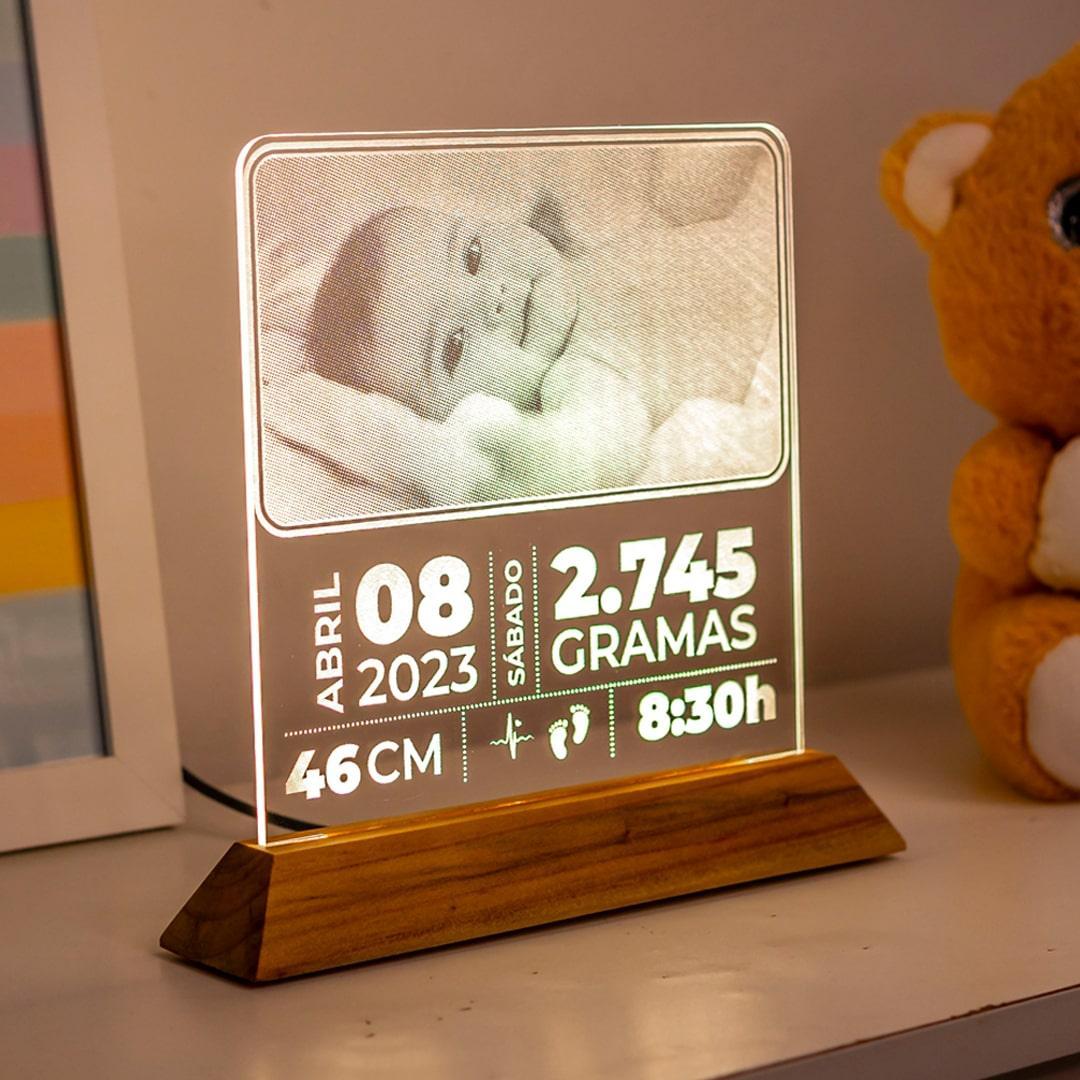 Luminária de acrílico personalizada com foto de bebê e dados de nascimento em suporte de madeira
