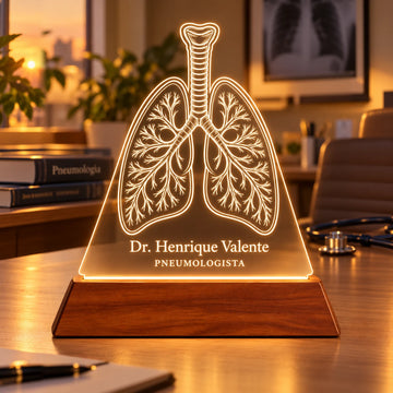 Luminária Pneumologista personalizada acesa, com desenho de pulmões anatômicos e o nome Dr. Henrique Valente gravados em acrílico sobre base de madeira