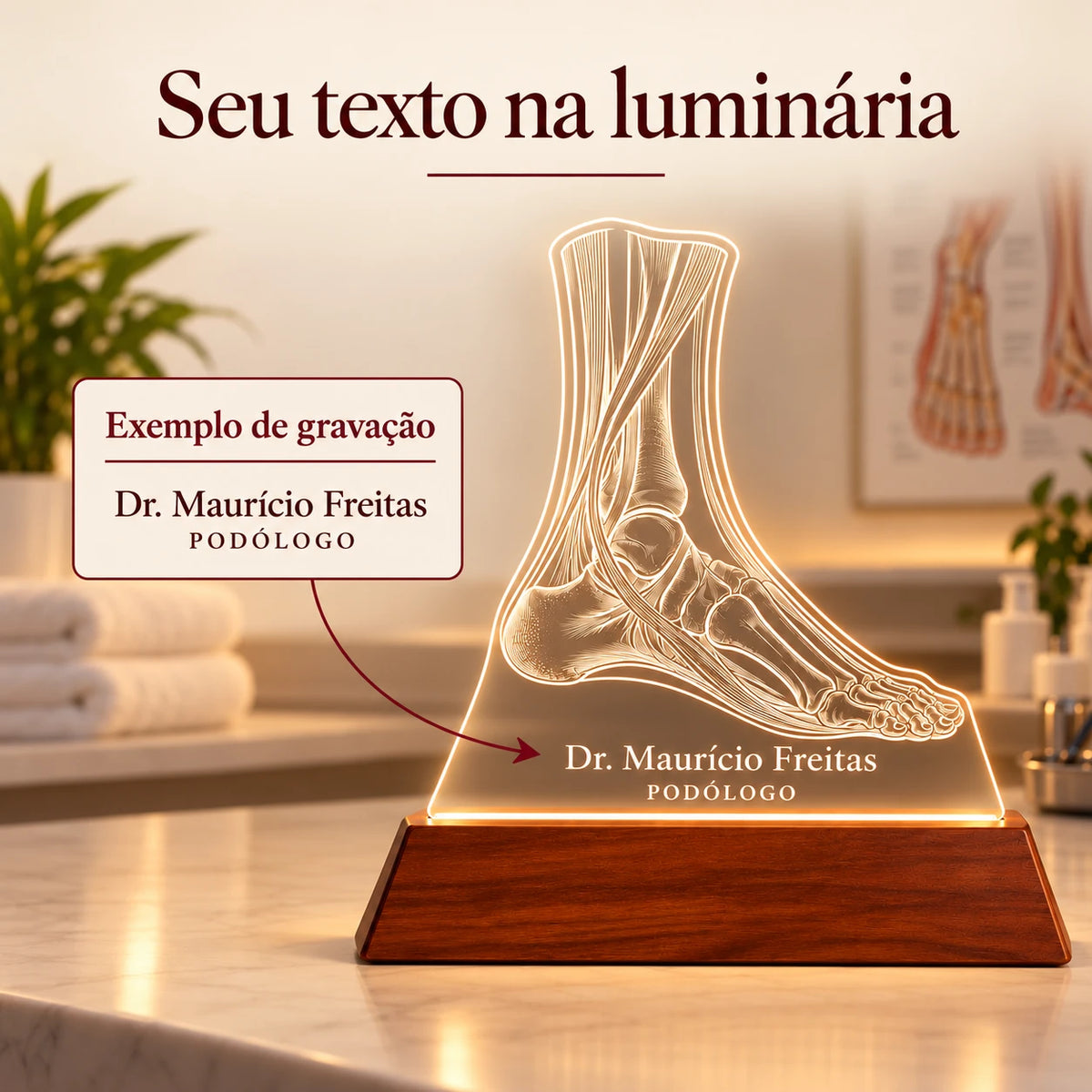 Exemplo de nome e especialidade gravados na Luminária Podólogo personalizada: Dr. Maurício Freitas, Podólogo