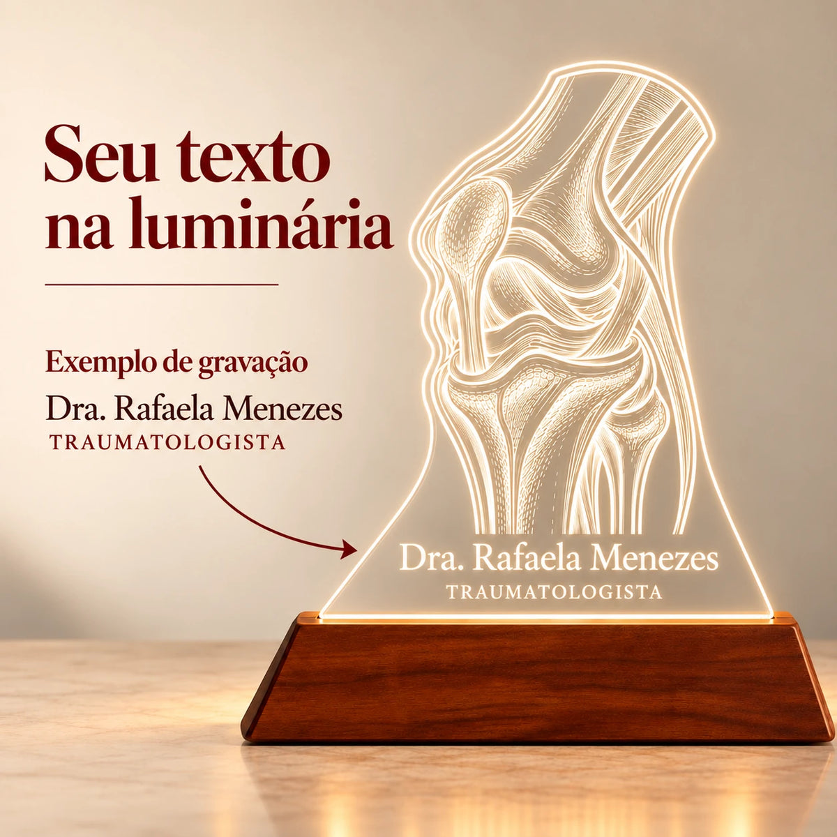 Exemplo de nome e especialidade gravados na Luminária Traumatologista personalizada: Dra. Rafaela Menezes, Traumatologista