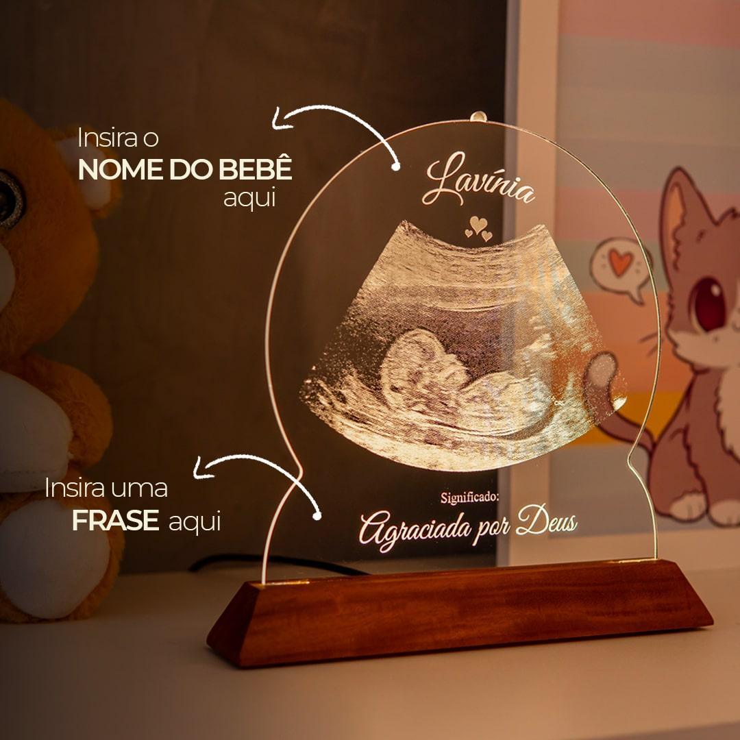 Luminária personalizada de acrílico com imagem de ultrassom de bebê, base de madeira.