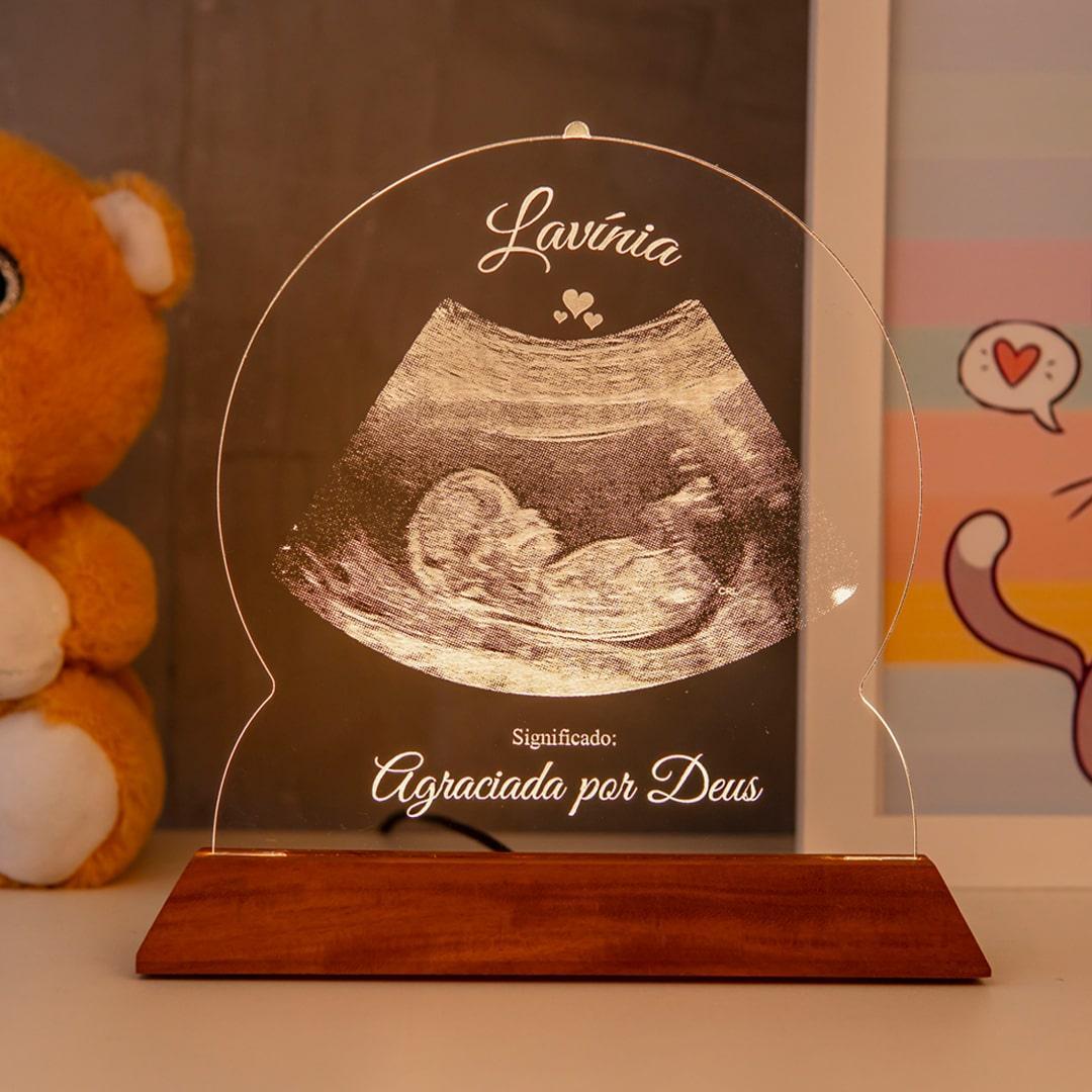 Luminária de acrílico personalizada com imagem de ultrassom e nome Lavínia em ambiente infantil.