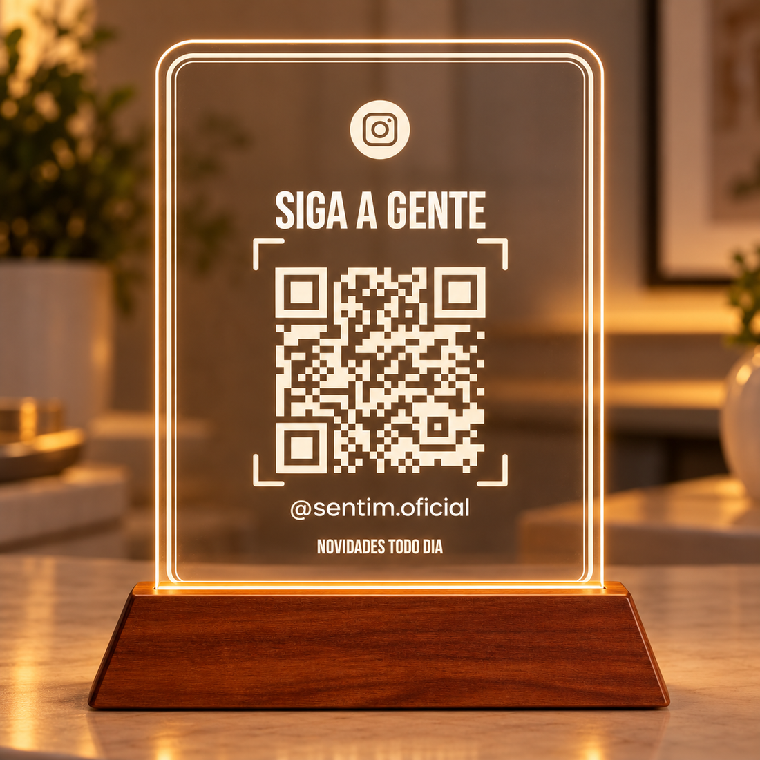 Placa de acrílico em pé com LED e base de madeira, com o ícone do Instagram, a frase Siga a gente, o QR Code e o @usuário