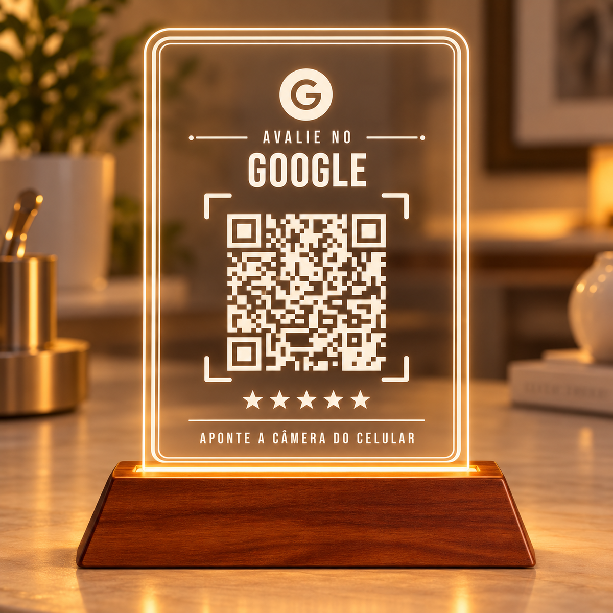 Placa de acrílico em pé com LED e base de madeira, com o logo do Google, o texto Avalie no Google, o QR Code e cinco estrelas