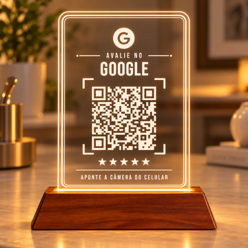 Placa de acrílico em pé com LED e base de madeira, com o logo do Google, o texto Avalie no Google, o QR Code e cinco estrelas