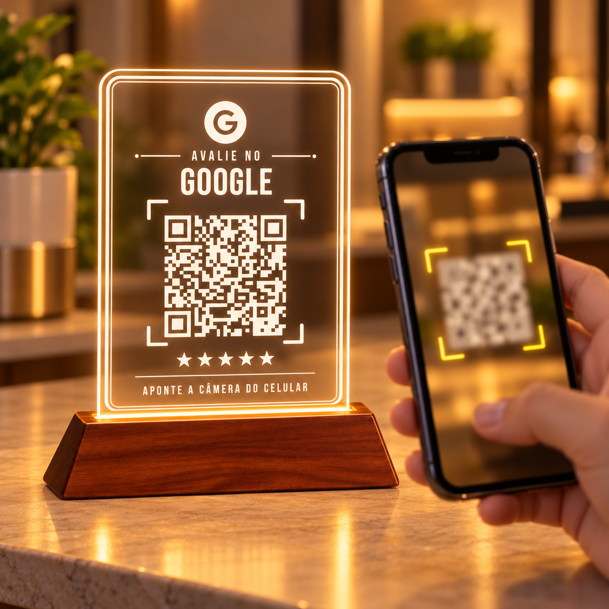 Mão segurando um celular com a câmera apontada para o QR Code de avaliação no Google da placa