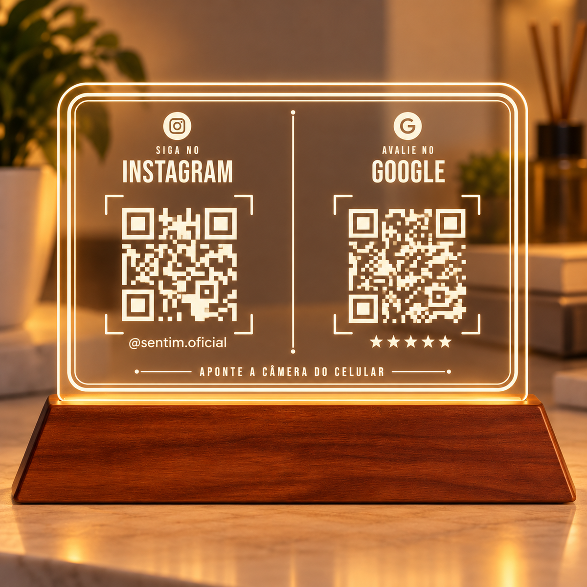 Placa de acrílico horizontal com LED e base de madeira, com dois QR Codes: Siga no Instagram e Avalie no Google