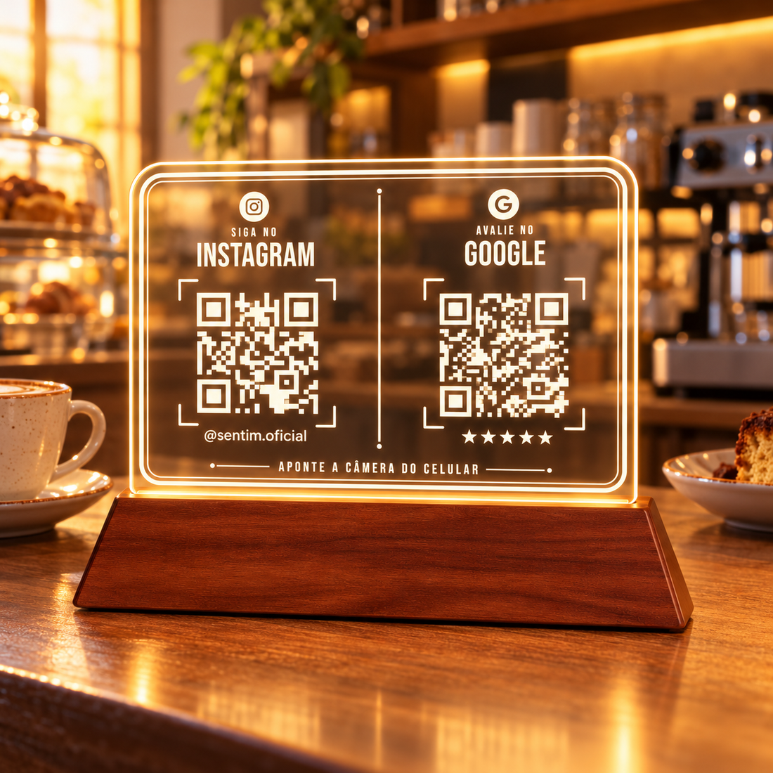Placa de acrílico horizontal com LED e base de madeira, com dois QR Codes: Siga no Instagram e Avalie no Google