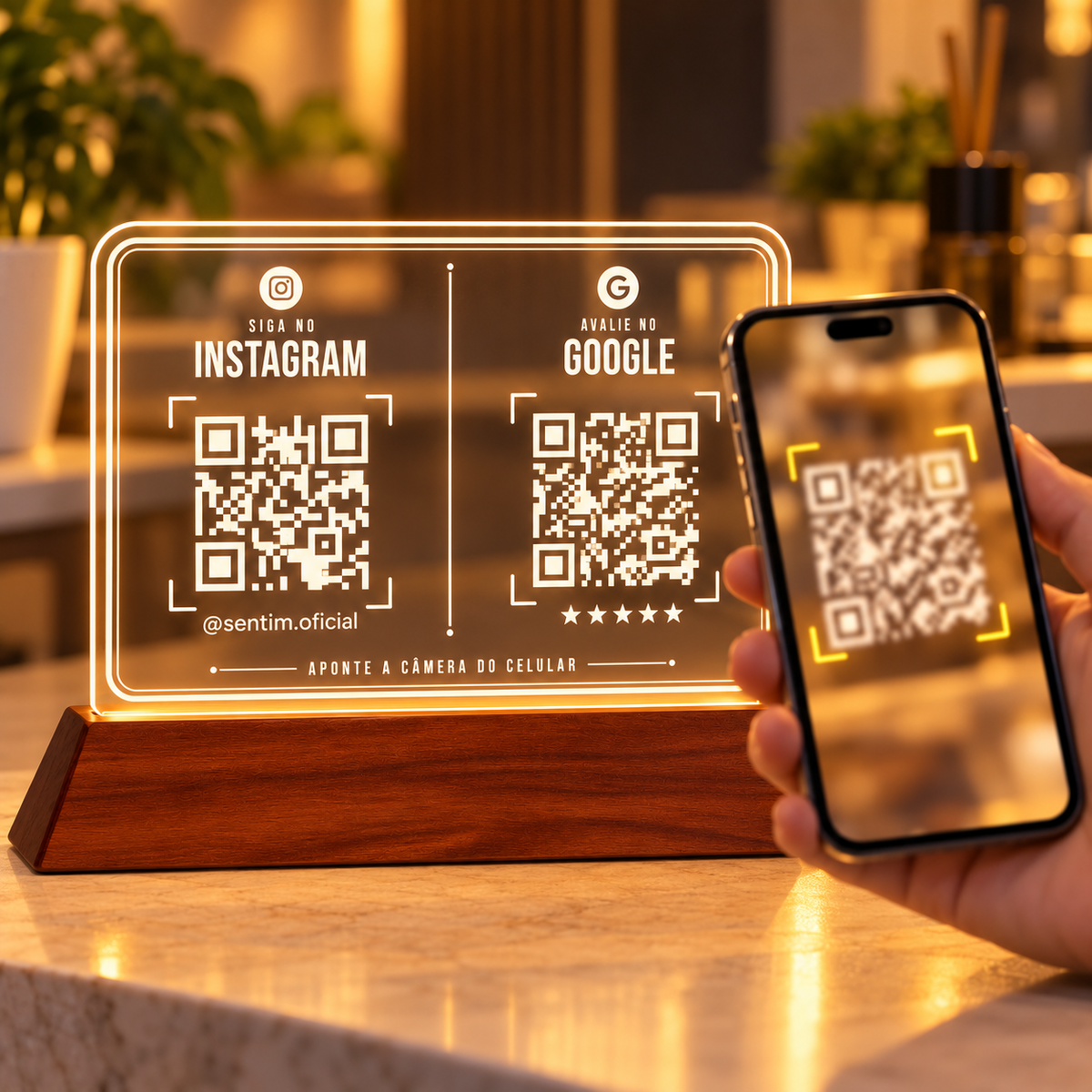 Mão segurando um celular com a câmera apontada para um dos QR Codes da placa