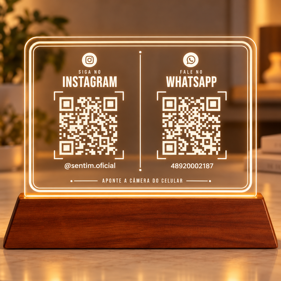 Placa de acrílico horizontal com LED e base de madeira, com dois QR Codes: Siga no Instagram e Fale no WhatsApp