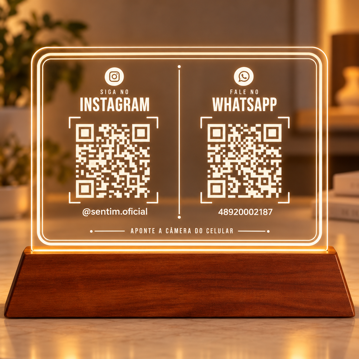 Placa de acrílico horizontal com LED e base de madeira, com dois QR Codes: Siga no Instagram e Fale no WhatsApp