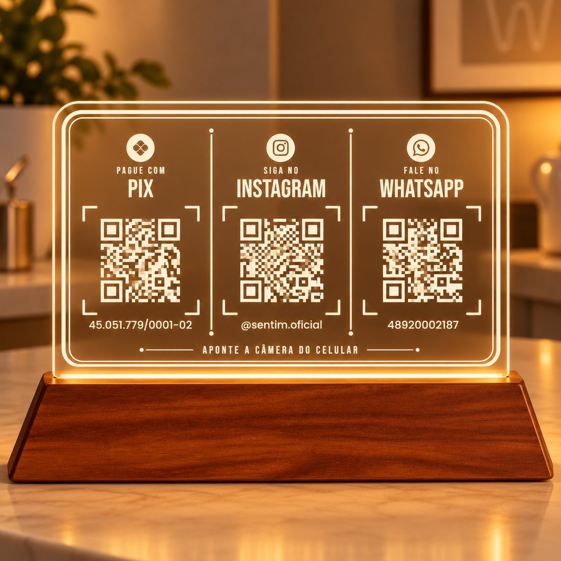 Placa de acrílico horizontal com LED e base de madeira, com três QR Codes: Pix, Instagram e WhatsApp