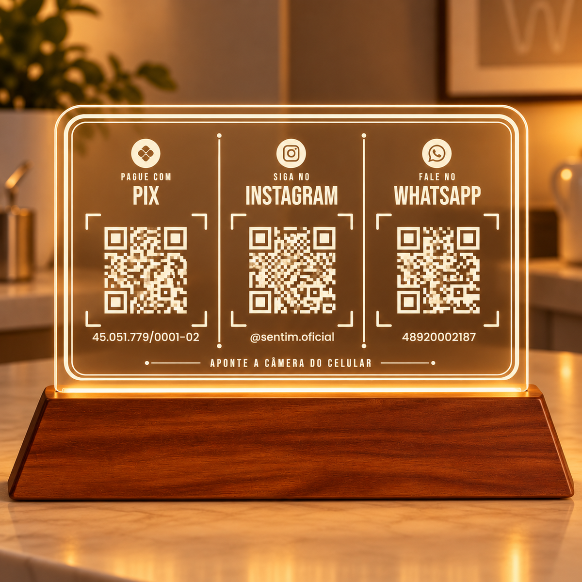 Placa de acrílico horizontal com LED e base de madeira, com três QR Codes: Pix, Instagram e WhatsApp
