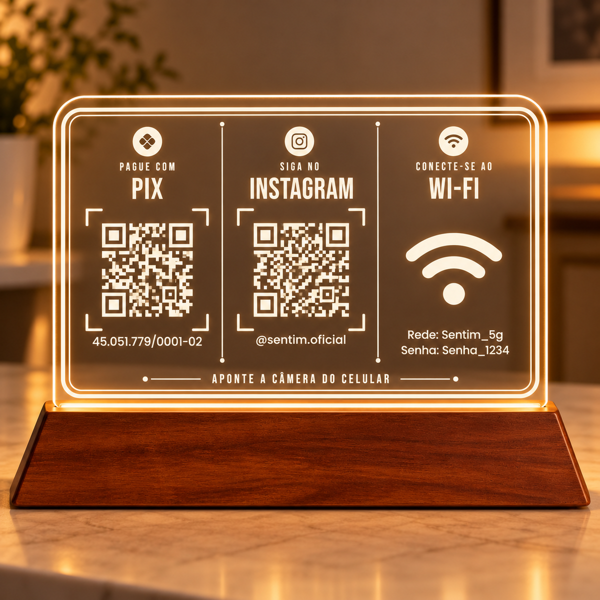Placa de acrílico horizontal com LED e base de madeira, com dois QR Codes (Pix e Instagram) e o símbolo de Wi-Fi com rede e senha
