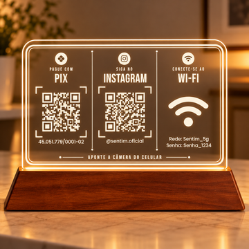 Placa de acrílico horizontal com LED e base de madeira, com dois QR Codes (Pix e Instagram) e o símbolo de Wi-Fi com rede e senha