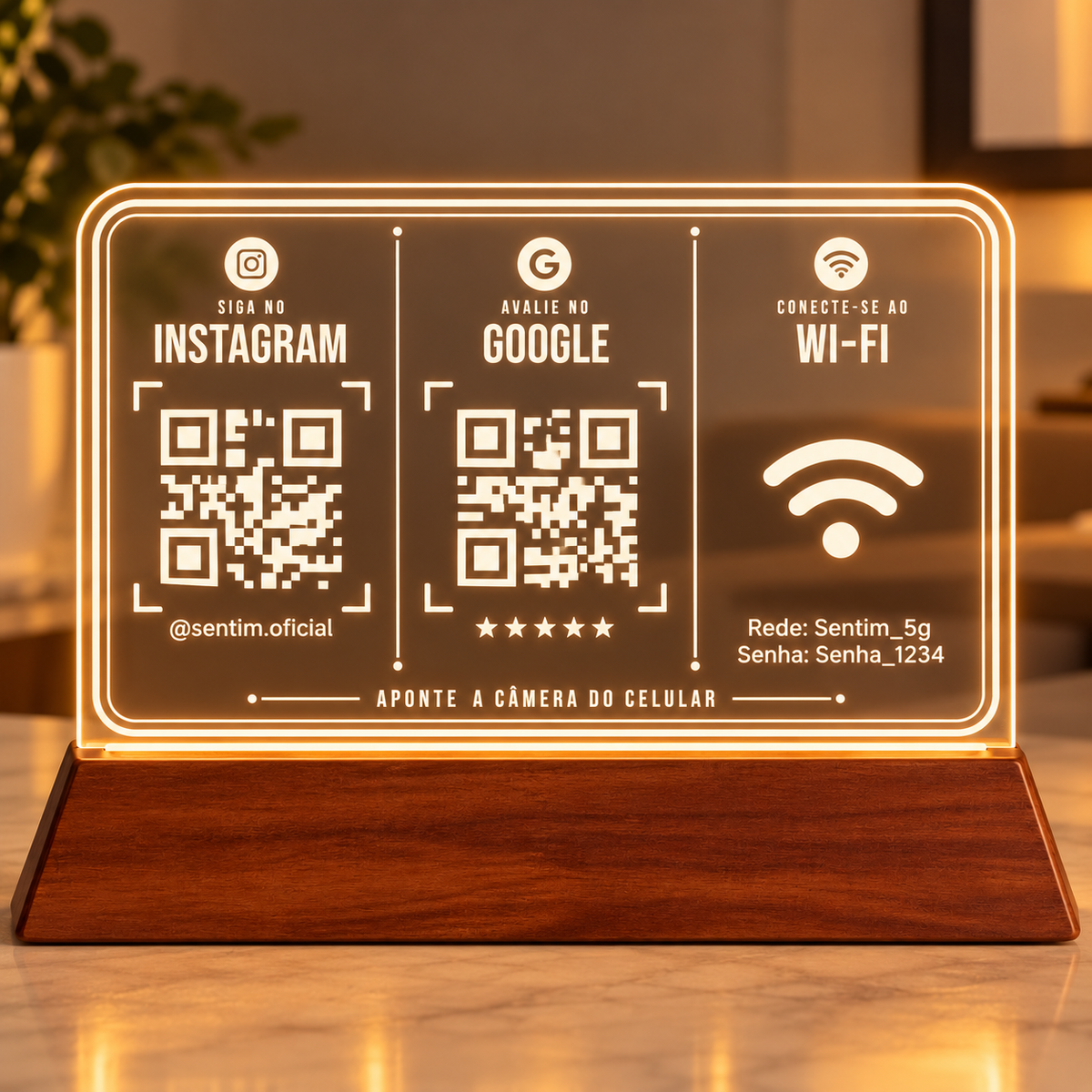 Placa de acrílico horizontal com LED e base de madeira, com dois QR Codes (Instagram e Google) e o símbolo de Wi-Fi com rede e senha